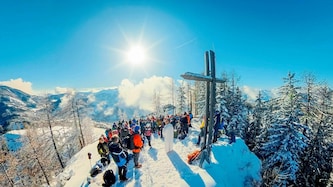 Viele Adventwanderer genossen auf der Topitza nicht nur das Panorama, sondern auch die Andacht von Roland. (Bild: Hannes Wallner)