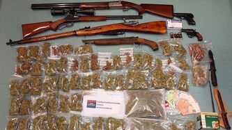 Unzählige Waffen, eine Menge Drogen, Bargeld: Alles von der Polizei in einem geheimen Bunker sichergestellt! (Bild: LPD Kärnten)