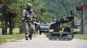 Ein ABC-Aufklärer und der „Bomben-Roboter“ (Bild: Martin Eiper, Bundesheer)