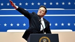 Mit dieser Geste bei einer Veranstaltung zur Amtseinführung von US-Präsident Donald Trump sorgte Elon Musk für Kritik – Kritiker ähnelte diese zu sehr dem Hitlergruß. (Bild: APA/AFP/ANGELA WEISS)