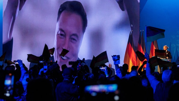 Unverhohlen macht der reichste Mann der Welt derzeit Stimmung für rechte Parteien auf dem Globus – eines seiner Hauptanliegen ist dabei die Migration.