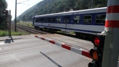 Bei der Kollision ist ein Pkw gegen einen Zug gekracht (Symbolbild). (Bild: Andi Schiel)