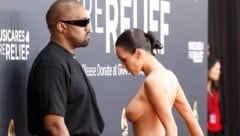 Kanye West und  Bianca Censori  bei den Grammys (Bild: APA/2025 Getty Images)