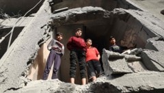Kinder nach einem israelischen Angriff im Gazastreifen (Bild: AFP/EYAD BABA)