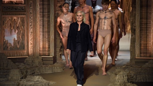 Ein Abschied, der die Modewelt bewegt: Die italienische Designerin Maria Grazia Chiuri, hier auf dem Laufsteg der Christian Dior Spring-Summer 2023 Show in Paris, verlässt Dior.  (Bild: AFP/JULIEN DE ROSA)