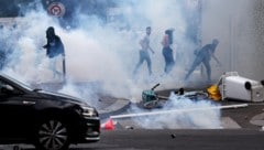 Wilde Szenen an der Champs-Elysées (Bild: AFP/APA/Romain PERROCHEAU)