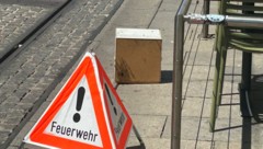 Feuerwehreinsatz mitten in der Grazer Herrengasse: Bienen mussten geborgen werden. (Bild: Marcus Stoimaier)