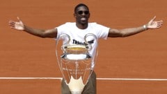 Ousmane Dembele und die Champions-League-Trophäe (Bild: EPA/YOAN VALAT)