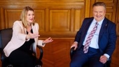 Es darf auch gelacht werden: Emmerling und Ludwig zeigen sich beim Interview im Roten Salon des Rathauses harmonisch. (Bild: Eva Manhart)