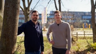 BOKU-Forscher Maximilian Pramreiter und Tobias Nenning haben sich dem Holz verschrieben. Mit „BranchUP“ wollen die beiden Ast- und Kronenholz von Laub- bäumen künftig als Baustoff nutzen. (Bild: HS Timber Group/Matthias Heisler)