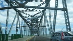 Gefährliches Spielzeug: Eine auf einer Brücke verhedderte Drachenschnur verletzte gleich zwei Menschen. (Bild: Tdorante10 via Wikimedia Commons)