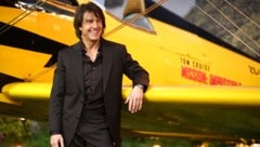 Keiner sprang so oft mit einem brennenden Fallschirm aus einem Flugzeug wie Tom Cruise. Deshalb hat es der Actionstar jetzt ins Guinness-Buch der Rekorde geschafft. (Bild: APA/AFP/HENRY NICHOLLS)