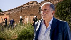 Nach der abgeschlossenen Spurensuche in Portugal übt Ex-Ermittler Gonçalo Amaral öffentlich scharfe Kritik am Vorgehen. (Bild: Krone KREATIV/EPA/MARIO CRUZ, AFP/PATRICIA DE MELO MOREIRA)