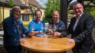 Saliterhof Jois: Robert Frank (li) und Harald Pokorny (re.) von der Wirtschaftskammer Neusiedl am See sowie Verpächter Peter Waldbott (2.v.re) wünschten Peter Heinrich (2.v.li) viel Erfolg. (Bild: Charlotte Titz)