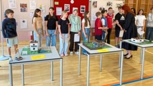 Cornelia Hagele ließ sich von den Schülern die Projekte im Turnsaal näher vorstellen. (Bild: Silvana Lobin/Christian Kuen )