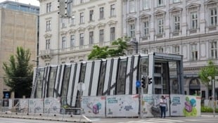 Noch vor Beendigung der Bauarbeiten regt sich Widerstand gegen die massiven U-Bahn-Abgänge bei der künftigen Station Frankhgasse vor dem Landesgericht. Sie sehen aus wie hässliche „Stahl-Raupen“. (Bild: Urbantschitsch Mario)