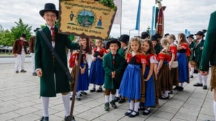 Fesch herausgeputzt: Der Gebirgstrachtenerhaltungsverein aus St. Johann (Bild: Markus Tschepp)