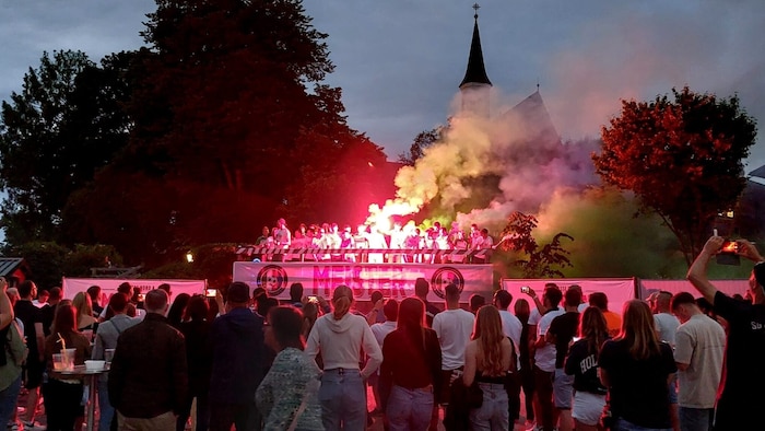 Halb Perwang feiert ihre Meistertruppe.