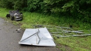 Wie durch ein Wunder blieben die beiden Kinder des Unfalllenkers unverletzt. Die Mutter der Kinder musste in den Schockraum gebracht werden, sie erlitt Kopfverletzungen.  (Bild: LPD Wien)